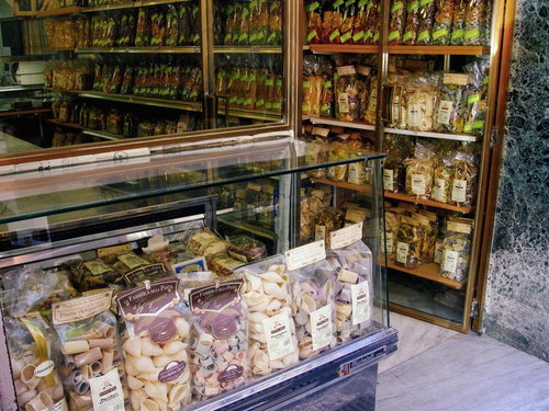 イタリア・ローマのパスタ専門店のショーウィンドウ