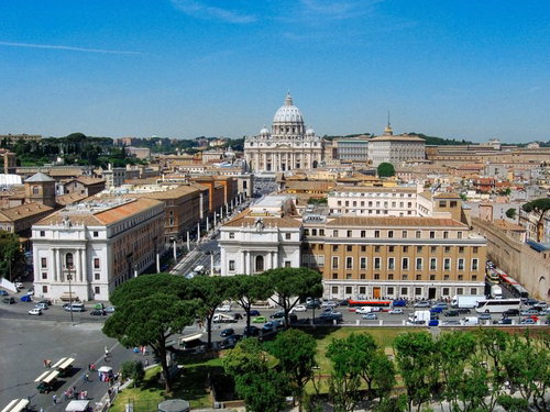ヴァチカン市国の街並みとサン・ピエトロ大聖堂（ローマ）