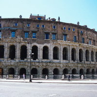 ローマの古代遺跡、マルチェッロ劇場（イタリア）の写真