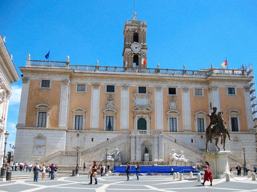 ローマの古典的な美術館の建築と広場の歴史的風景