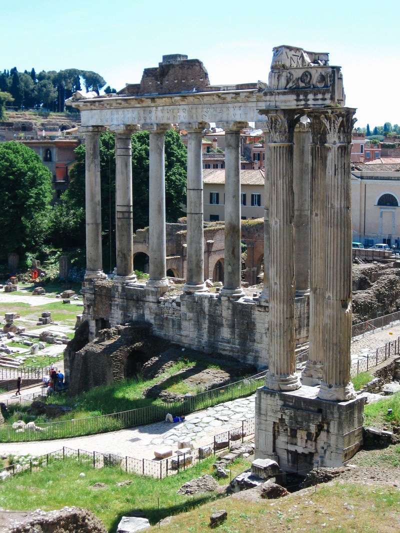 フォロ・ロマーノの古代遺跡と石柱群の風景