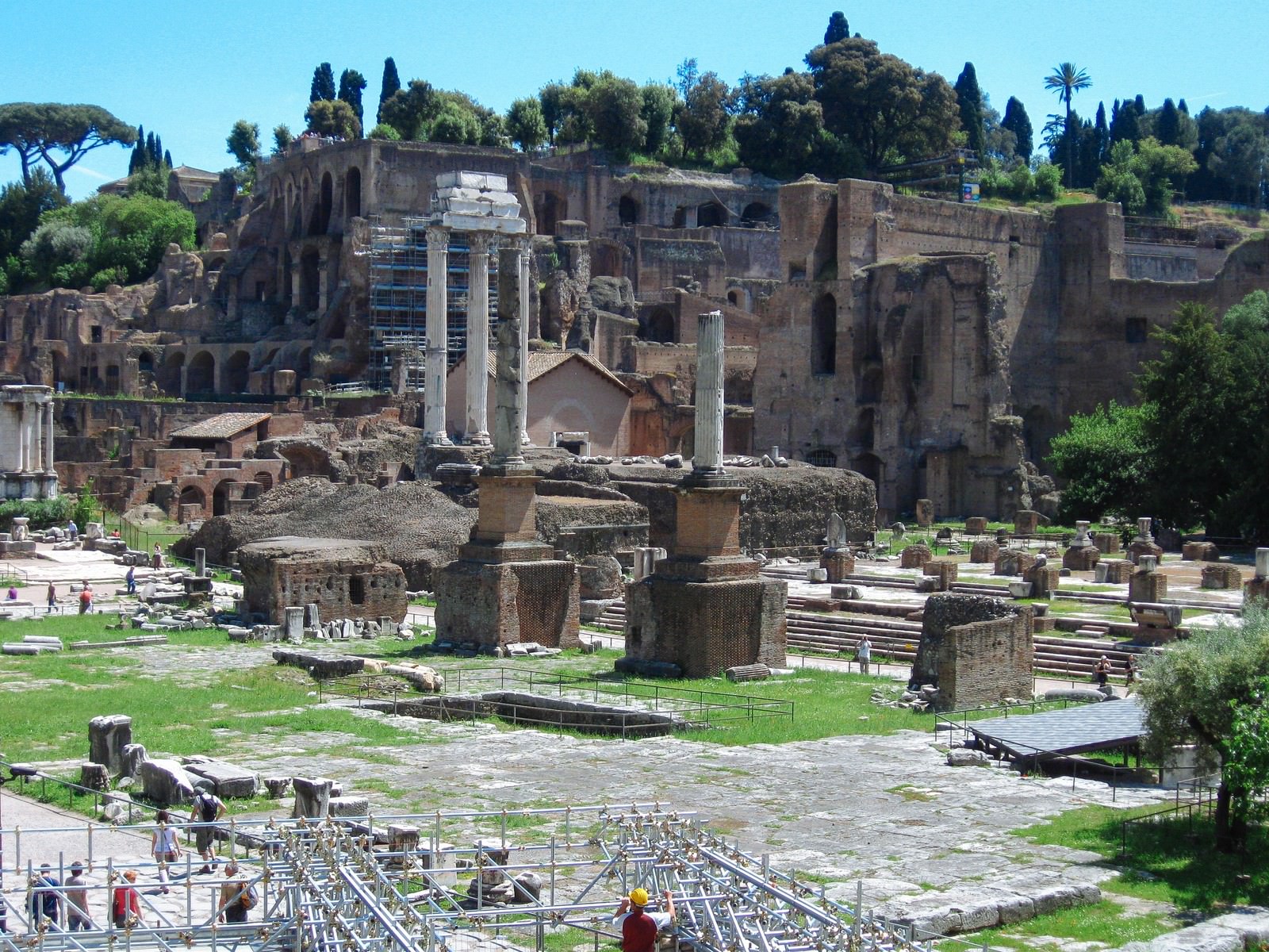 修復作業が行われているフォロロマーノの古代遺跡と石柱