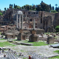 修復中のフォロロマーノ（ローマの古代遺跡）の写真