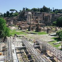 ローマの遺跡フォロロマーノの修復中の古代遺跡の写真