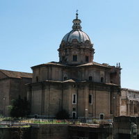 ローマの歴史ある建築物、ドームと十字架が映える教会の写真