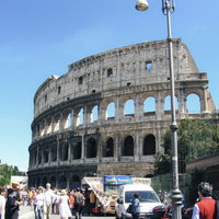 ローマのコロッセオと周辺に集まる観光客たちの写真