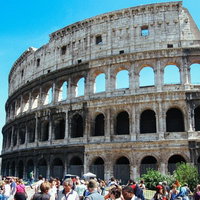 ローマのコロッセオと集まる観光客たち（イタリア）の写真