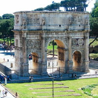 イタリア・ローマのコンスタンティヌス凱旋門の写真