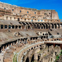 ローマのコロッセオ内部、古代遺跡の建築構造（イタリア）の写真