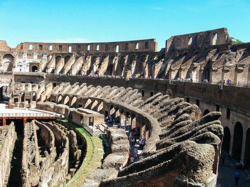 古代ローマの円形闘技場コロッセオ内部の遺跡