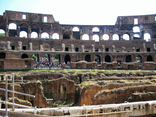 円形闘技場跡の壁や柱（コロッセオ）