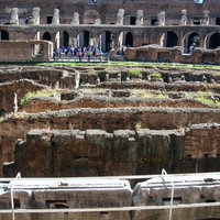 古代ローマの遺跡コロッセオのアリーナ部分（イタリア）の写真