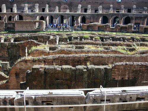 古代ローマの遺跡コロッセオのアリーナ部分（イタリア）