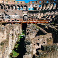 コロッセオの地下遺跡を覗く観光客たち（イタリア・ローマ）の写真