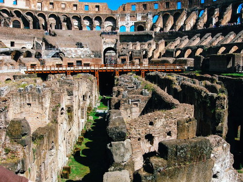 コロッセオの地下遺跡を覗く観光客たち（イタリア・ローマ）