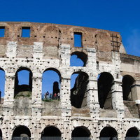 イタリア・ローマのコロッセオと観光客、古代ローマの円形闘技場の写真