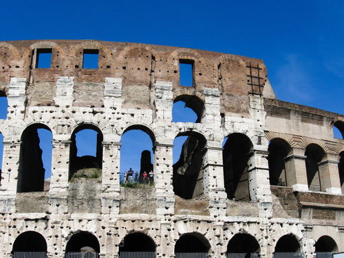 イタリア・ローマのコロッセオと観光客、古代ローマの円形闘技場