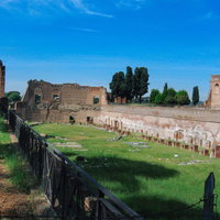 古代ローマの歴史が刻まれたフォロ・ロマーノ遺跡の壁と柱（イタリア）の写真