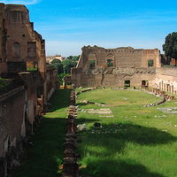 世界遺産のフォロ・ロマーノ遺跡、イタリア・ローマの古代石造建築の写真