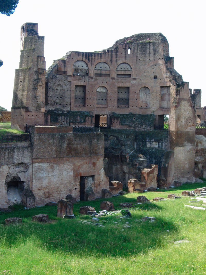 フォロ・ローマ遺跡の崩れかけた古代建築物と緑の芝生