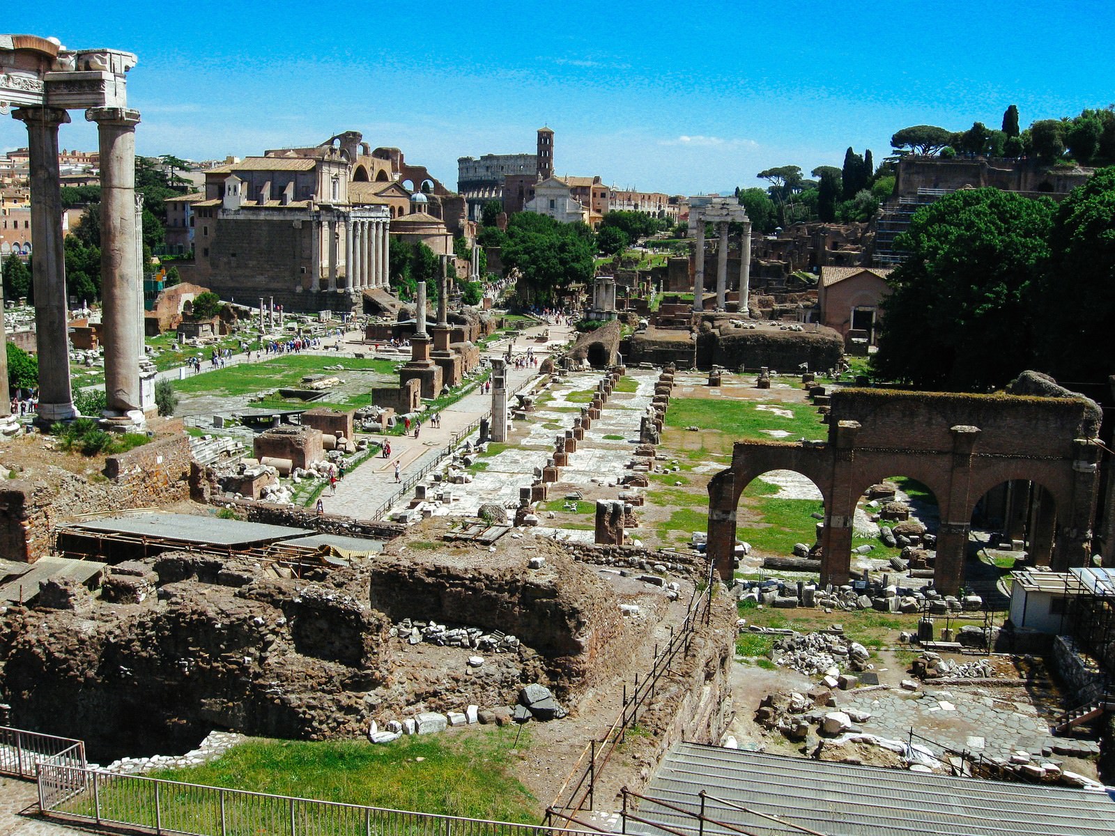 イタリア・ローマのフォロ・ロマーノ遺跡の全景
