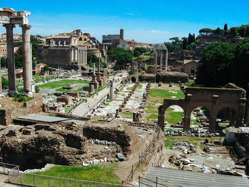 イタリア・ローマのフォロ・ロマーノ遺跡と古代建築物