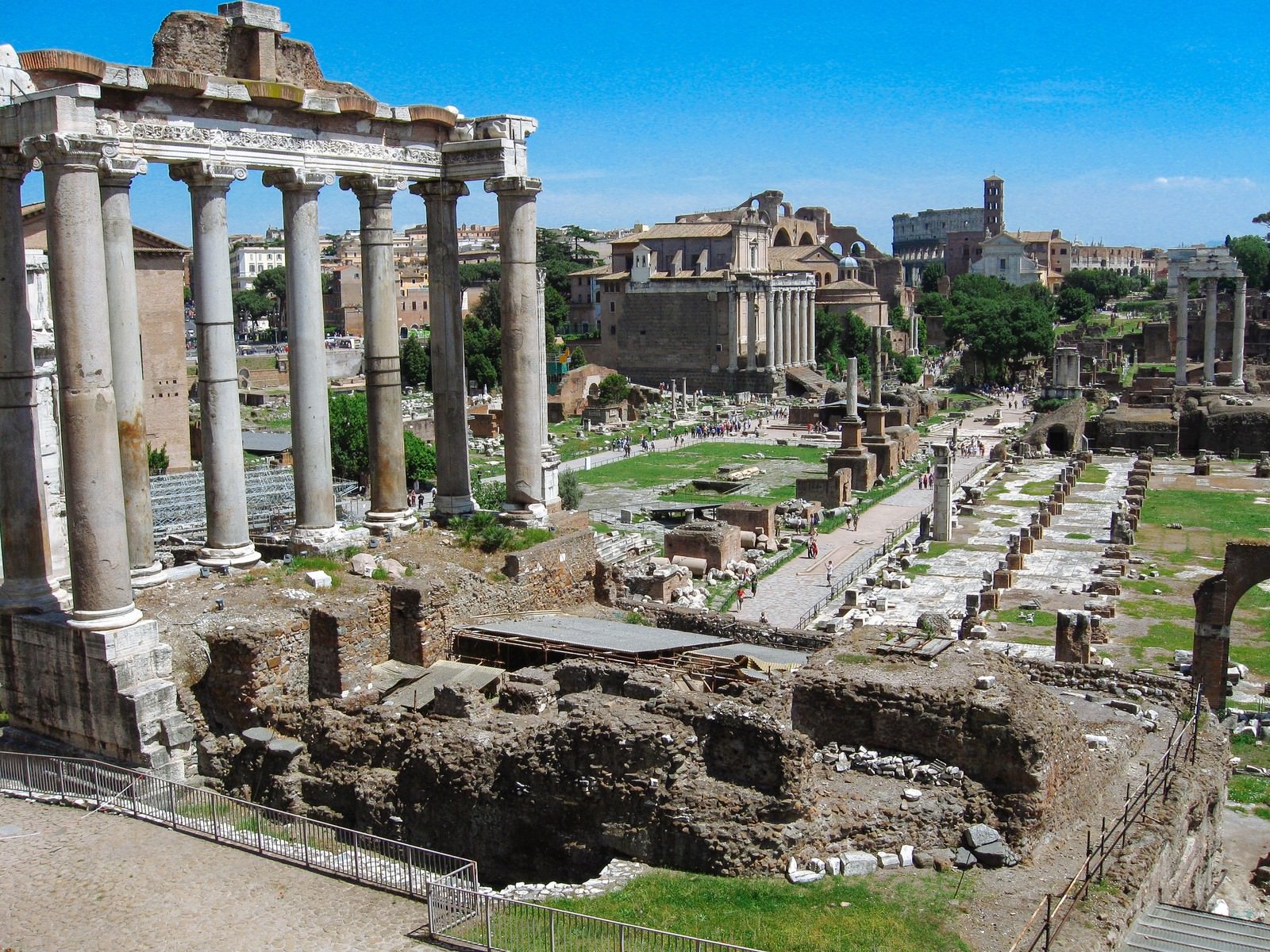フォロ・ロマーノ遺跡の古代ローマ時代の石柱群と観光客