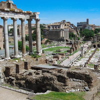 フォロ・ロマーノ遺跡に立ち並ぶ古代ローマの巨大な柱（イタリア・ローマ）の写真