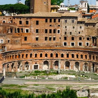 ローマの古代建造物跡が段々に配置された遺跡の写真