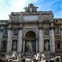 ローマのトレヴィの泉、神殿風建築と彫刻像の写真