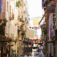 路地裏の頭上に干される洗濯物（イタリア）の写真