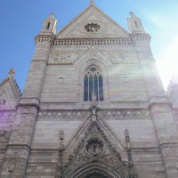 イタリアの歴史ある彫刻された大聖堂の外壁の写真