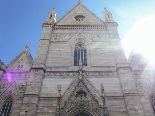 イタリアの歴史ある彫刻された大聖堂の外壁