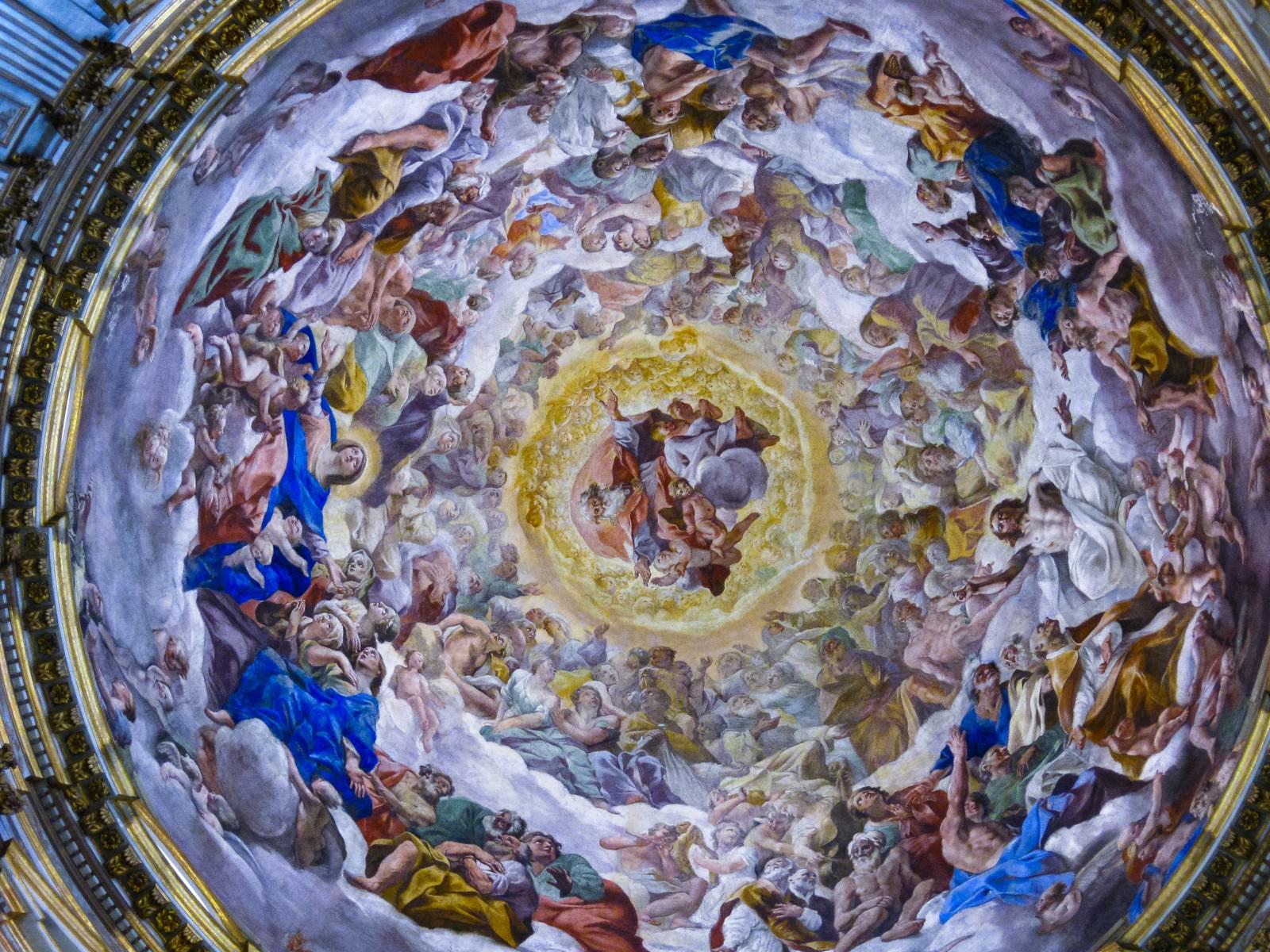 イタリアの大聖堂内部の色鮮やかなフレスコ画が描かれた天井