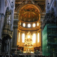 イタリアの大聖堂内部と天井画、参拝する人々の写真