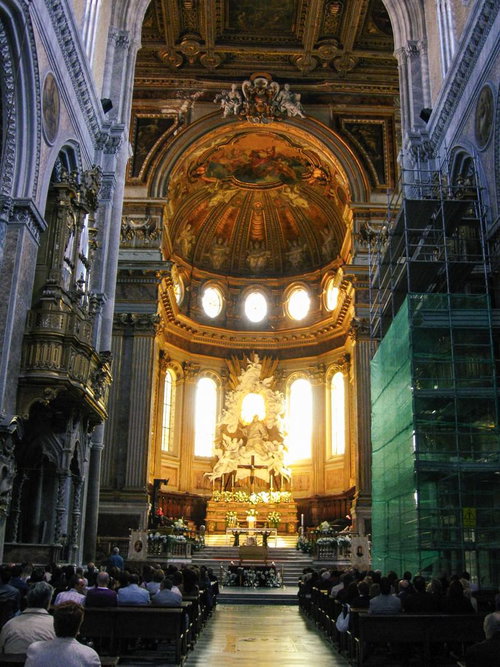 イタリアの大聖堂内部と天井画、参拝する人々