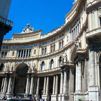 イタリアの白い石造り神殿建築と古代ヨーロッパの歴史遺跡の写真