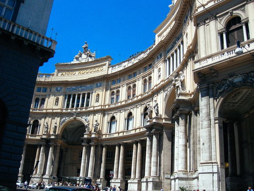 イタリアの白い石造り神殿建築と古代ヨーロッパの歴史遺跡