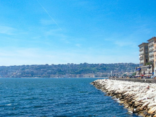 ナポリの海と街並み、石造りの防波堤（イタリア）