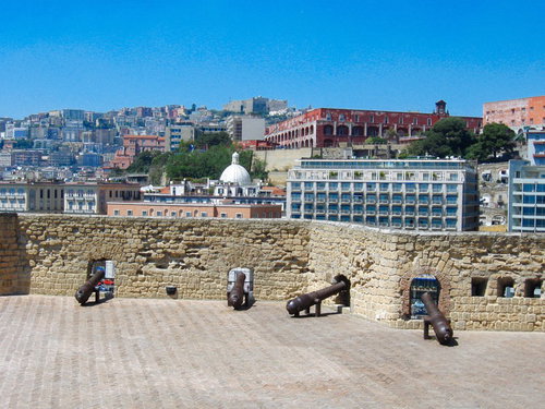 大砲とナポリの街並み（イタリア）
