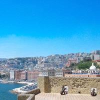 卵城から俯瞰したナポリの街並み（イタリア）と青い海の写真