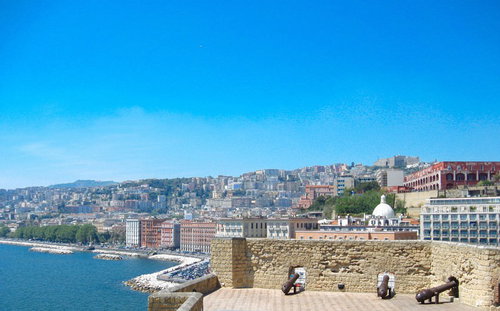 卵城から俯瞰したナポリの街並み（イタリア）と青い海