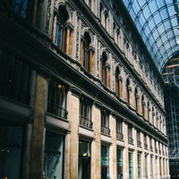 雨のイタリア・アーケード街の街並みの写真
