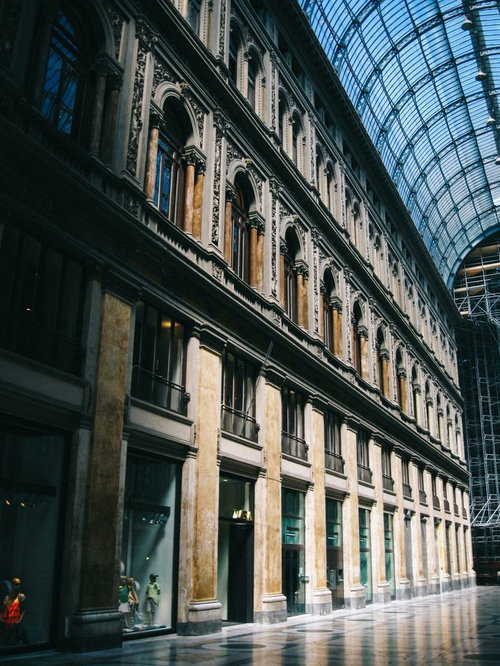 雨のイタリア・アーケード街の街並み