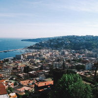 ナポリの街並みと海岸線、カラフルな建物群（イタリア）の写真