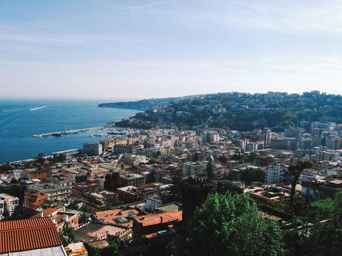 ナポリの街並みと海岸線、カラフルな建物群（イタリア）