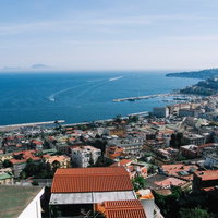 ナポリの海と眼下に広がる街並み（イタリア）の写真