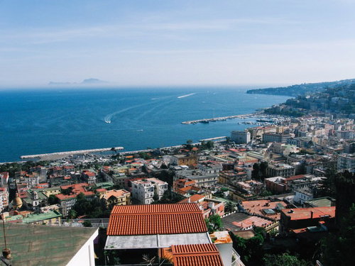 ナポリの海と眼下に広がる街並み（イタリア）