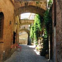 ルヴィエートの路地裏に差し込む光（イタリア）の写真