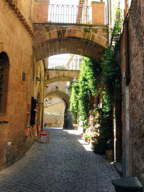 ルヴィエートの路地裏に差し込む光（イタリア）